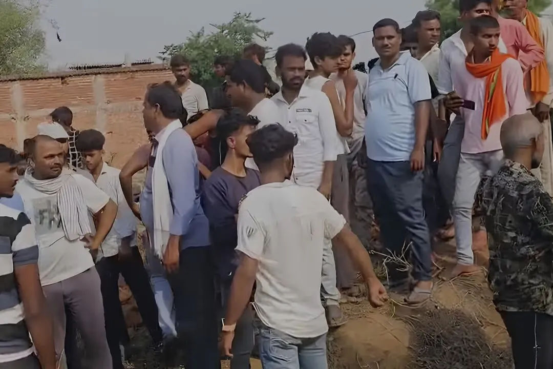 JHARKHAND NEWS : गढवा में मोबाइल टावर पर चढा युवक, प्रेमिका से शादी कराने की मांग पर अड़ा, लड़की के आने के बाद नीचे उतरा