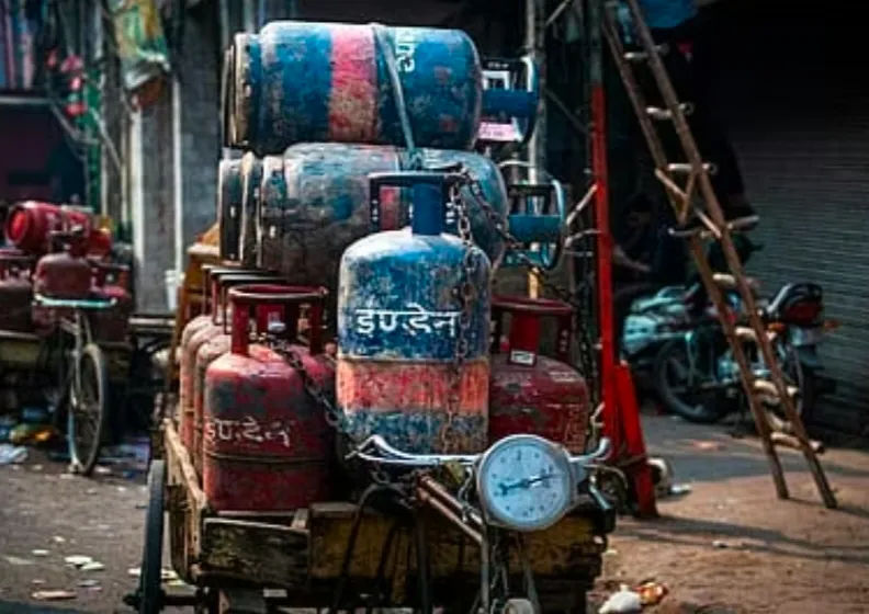 LPG : कामर्शियल गैस की कीमत में फिर बढ़ोतरी, 42 रुपये तक महंगा हुआ सिलेंडर, महंगी होंगी खाने-पीने की चीजें