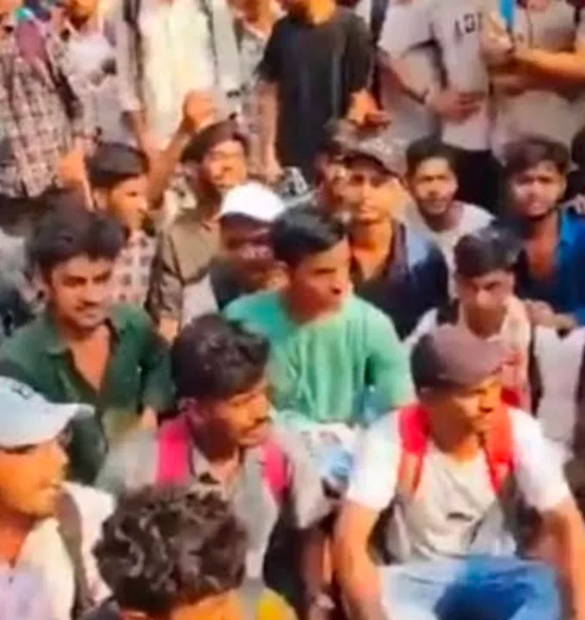 KHAN SIR : खान सर के कोचिंग पर हमले के बाद बवाल, सड़क पर बैठे छात्र, सुरक्षा मुहैया कराने की मांग