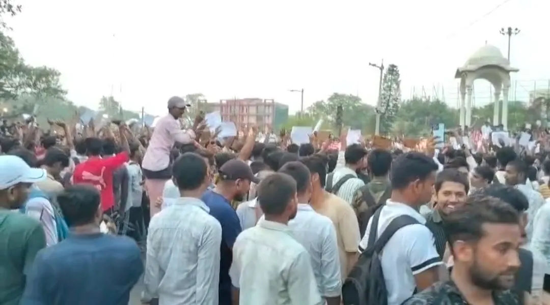 STUDENT PROTEST रोशन आनंद की रिहाई की मांग को लेकर छात्रों का कैंडल मार्च, पुलिस ने समझाकर जाम को हटाया