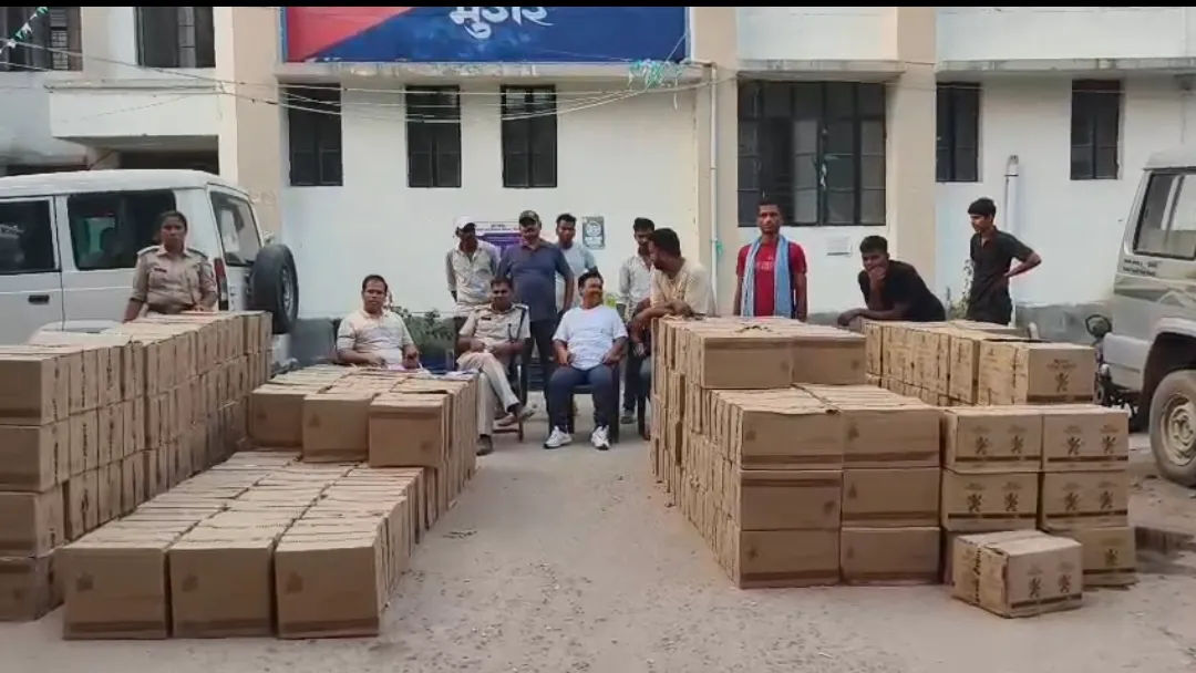 BIHAR NEWS बिहार के मुंगेर में उत्पाद विभाग की बड़ी कार्रवाई, जांच में कुड़कुड़े के कार्टनों से निकली 2304 लीटर शराब, ट्रक का ड्राइवर गिरफ्तार