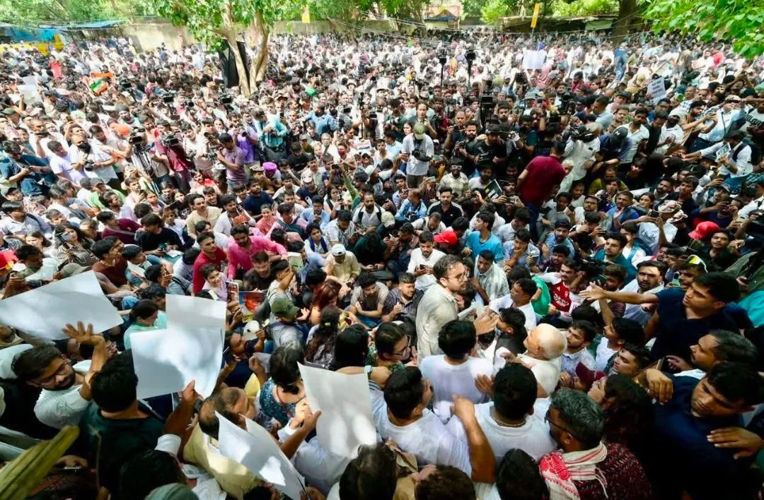 COCKROACH JANTA PARTY दिल्ली में कॉकरोच जनता पार्टी का 5 घंटे तक प्रदर्शन, शिक्षा मंत्री को शाम 5 बजे तक इस्तीफा देने का अल्टीमेटम