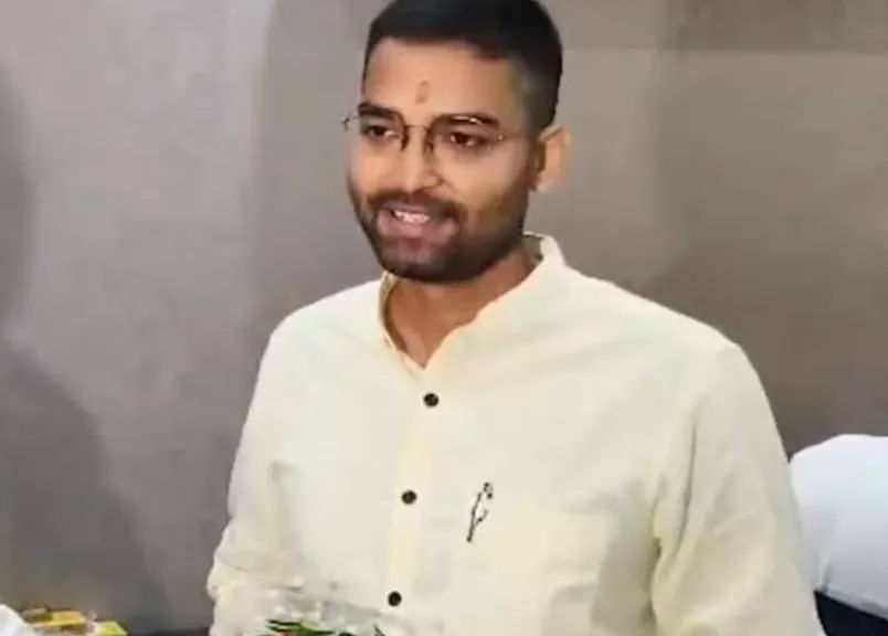 BIHAR POLTICS : बिहार सरकार के पंचायती राज मंत्री दीपक प्रकाश की बढ़ीं मुश्किलें, सुप्रीम कोर्ट ने पूछा-क्या अब भी मंत्री पद पर बने हैं, सरकार से जवाब तलब