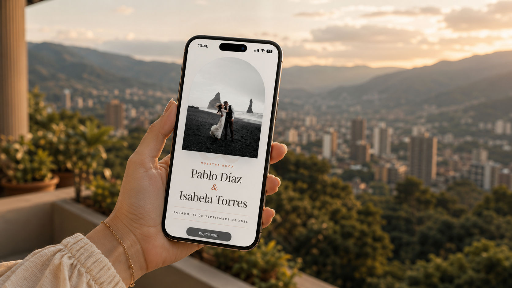Invitación digital de Nupcii con paleta cálida abierta en celular