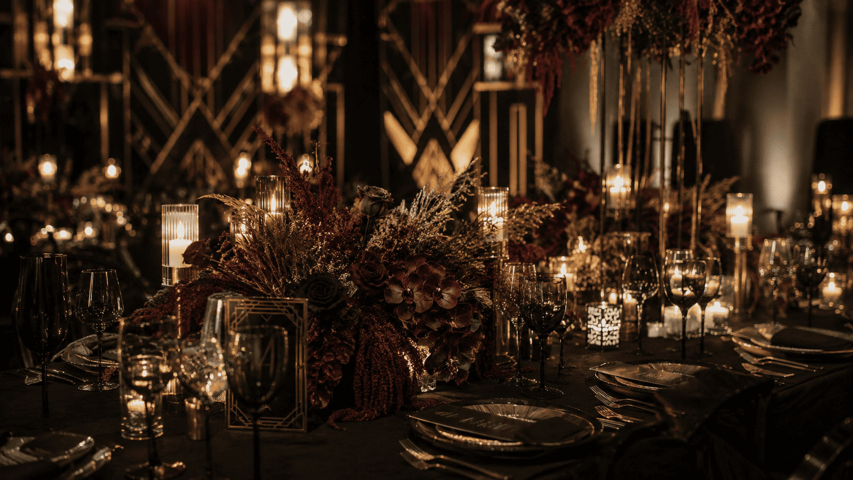 Boda glam art déco con mantel negro, detalles dorados y geométricos, centros florales oscuros, cristalería e iluminación dramática nocturna