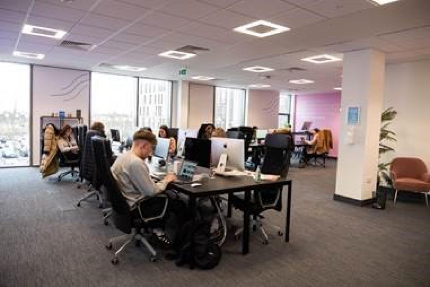 2cc913eb-59a9-43b3-b6da-c2f68e307529_officespace1