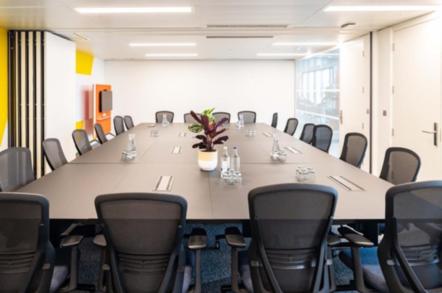 61af00a9-9c93-479a-bb79-27bc4c61ca53_20-personboardroom