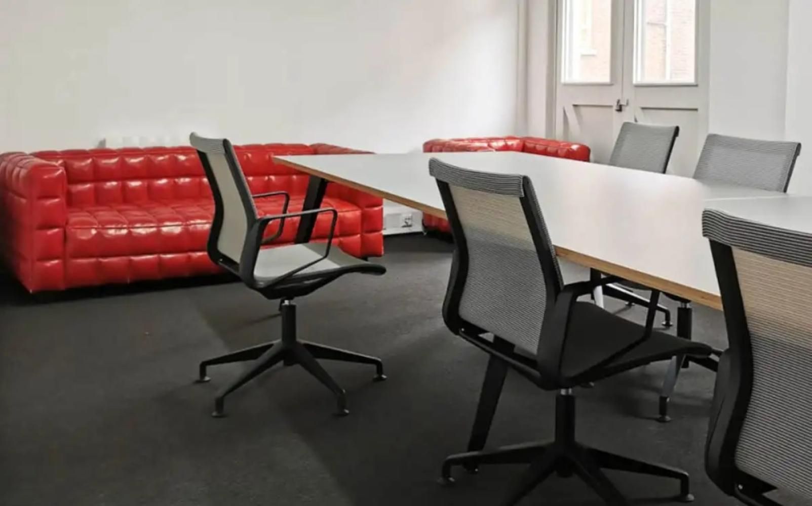 0b8db38f-338d-4c2c-9fd5-33437cb9a9ce_conferenceroom3