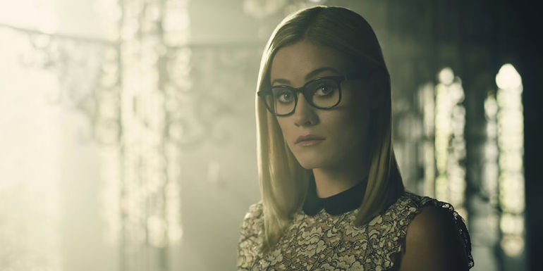 Alice stands in the throne room in Fillory in The Magicians