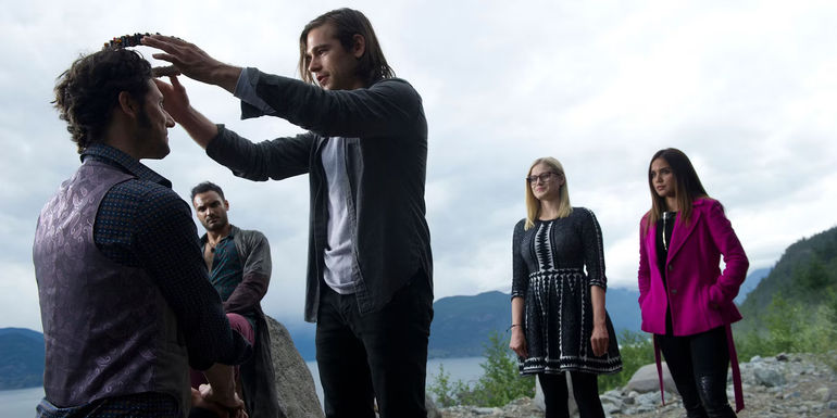 Quentin crowns Elliot in Fillary in The Magicians