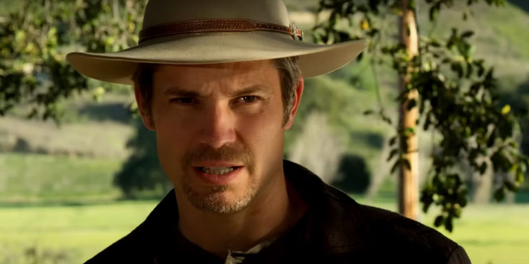 Timothy Olyphant as Raylan Givens grimacing in Justified