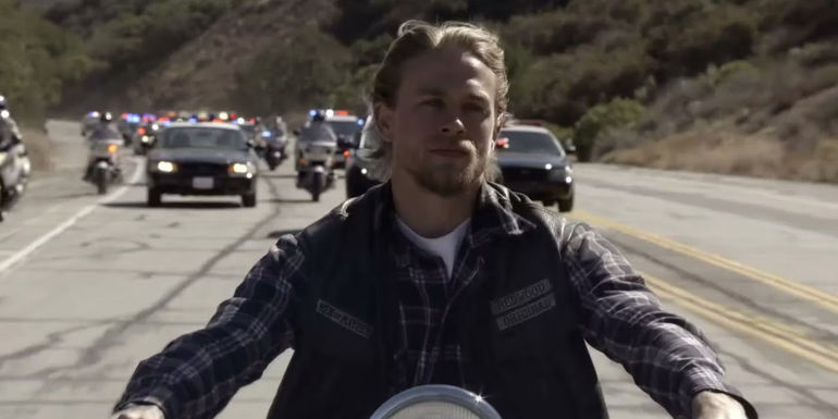 The police chasing Jax in Sons of Anarchy-1