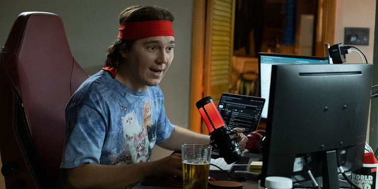 Paul Dano as Keith Gill in Dumb Money.