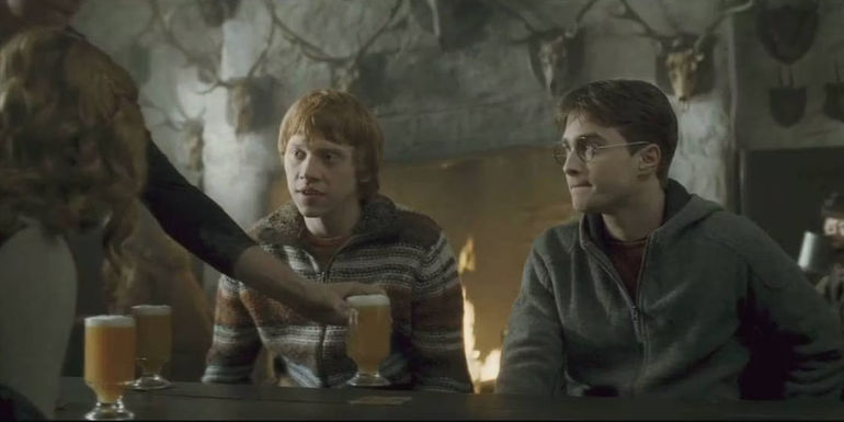 Harry Potter (Daniel Radcliffe), Ron (Rupert Grint), Hermoine (Emma Watson) in The Three Broomsticks