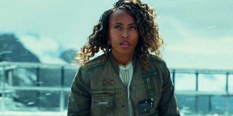 Kayla Watts (DeWanda Wise) in the snow in Jurassic World Dominion