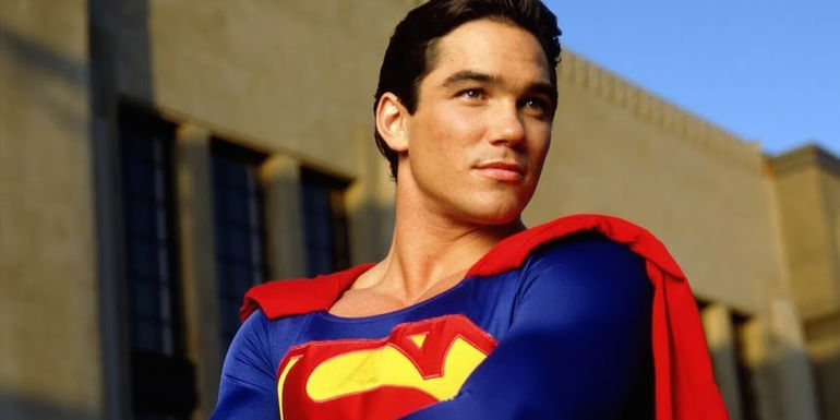 Superman (Dean Cain) looks off into the distance in Lois & Clark: The New Adventures of Superman