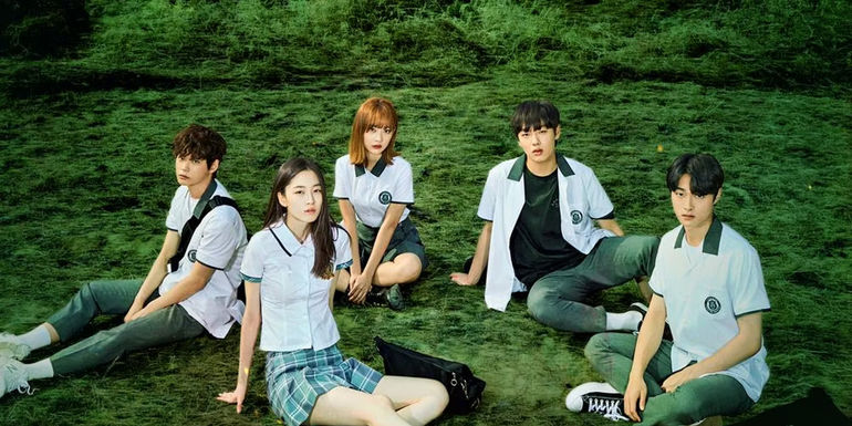 Yoon Chan-young and the cast of Hope or Dope sitting on the grass