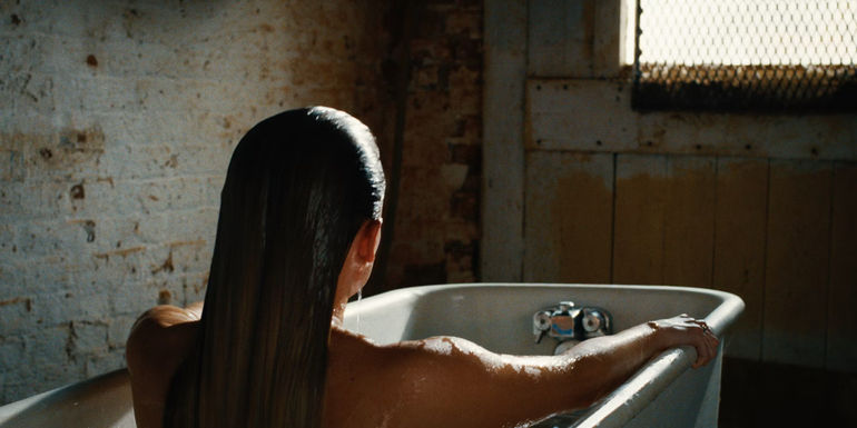 Wynne in a spooky bath in Cellphone