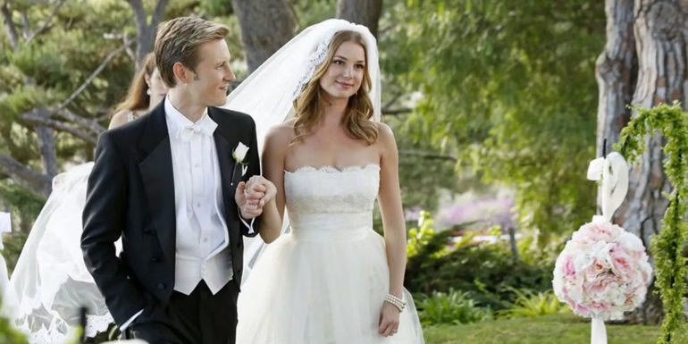 Nolan walks Emily down the aisle at her wedding in Revenge