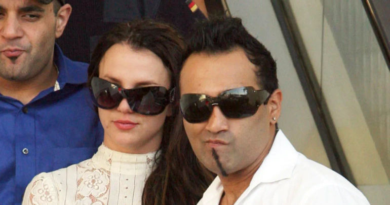 The Unraveling of a Paparazzo's Love Triangle