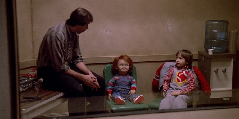 A cop is talking to Chucky and Andy in Child's Play (1988).