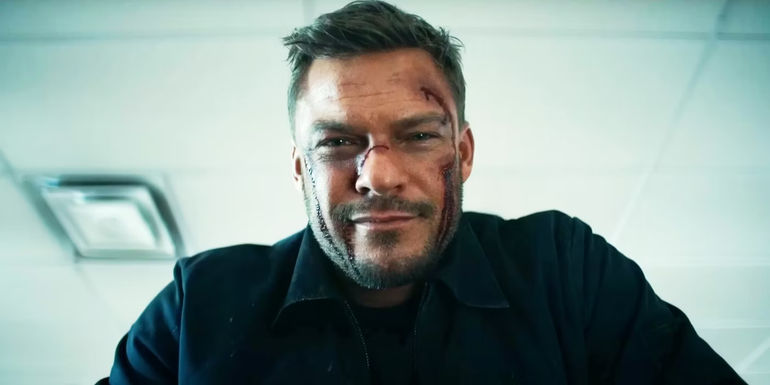 Alan Ritchson smiling as Jack Reacher in Reacher season 2