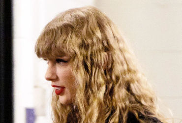 Taylor Swift's Stylish Support for Travis Kelce at the Kansas City Chiefs vs. Baltimore Ravens Game