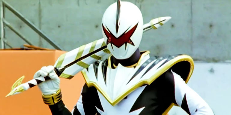 Power Rangers Dino Thunder's White Ranger Trent holding his saber