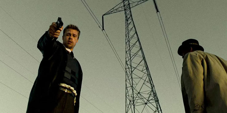 David Mills aiming his gun at John Doe in Se7en.