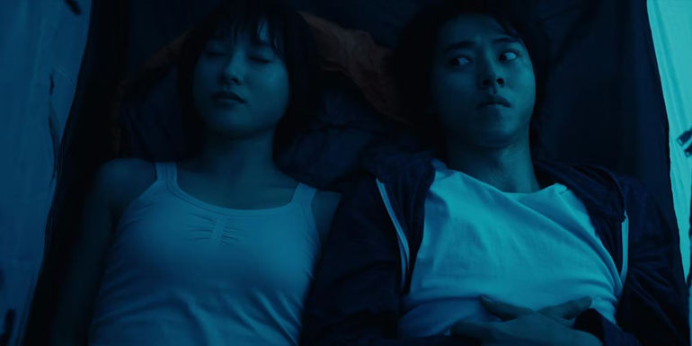 Tao Tsuchiya as Usagi and Kento Yamazaki as Arisu in Alice in Borderland.