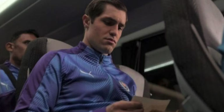 Phil Dunster as Jamie Tartt reading a note from Ted on the Manchester City team bus in Ted Lasso