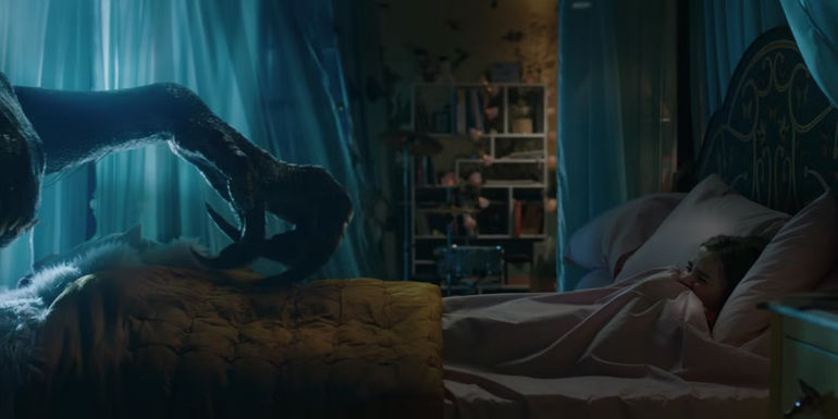 The Indoraptor approaches Maisie in her bed in Jurassic World: Fallen Kingdom