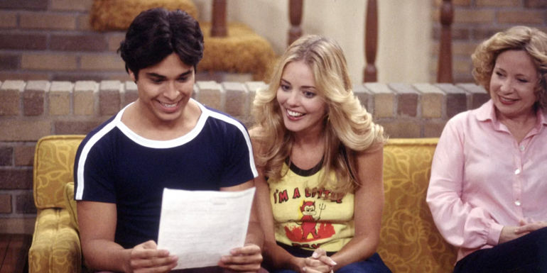 Fez and Christina Moore as Laurie looking at his paperwork in That 70s Show