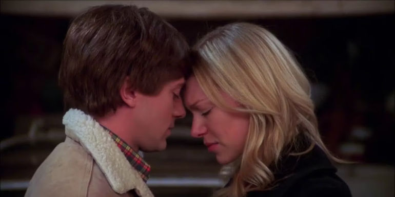 Eric (Topher Grace) and Donna (Laura Prepon) Pressing Their Foreheads Together in That '70s Show's Series Finale