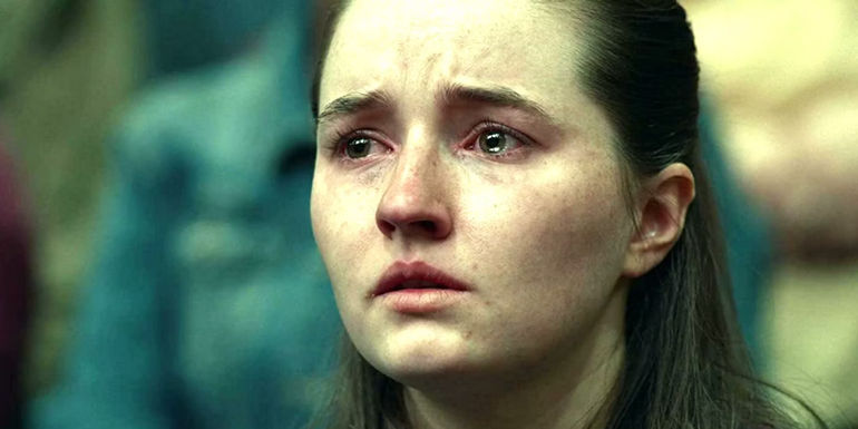 Betsy (Kaitlyn Dever) crying in Dopesick