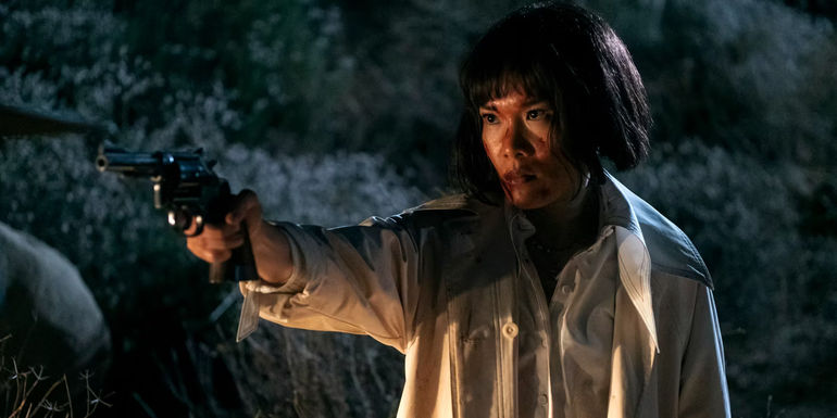 Amy pointing a gun in Beef