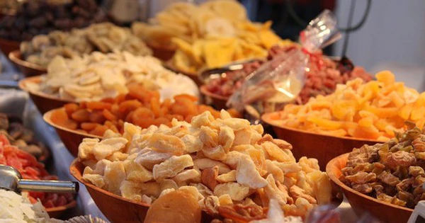 Nguy cơ khẩn cấp từ việc ăn món ăn vặt trong dịp Tết