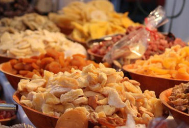 Nguy cơ khẩn cấp từ việc ăn món ăn vặt trong dịp Tết