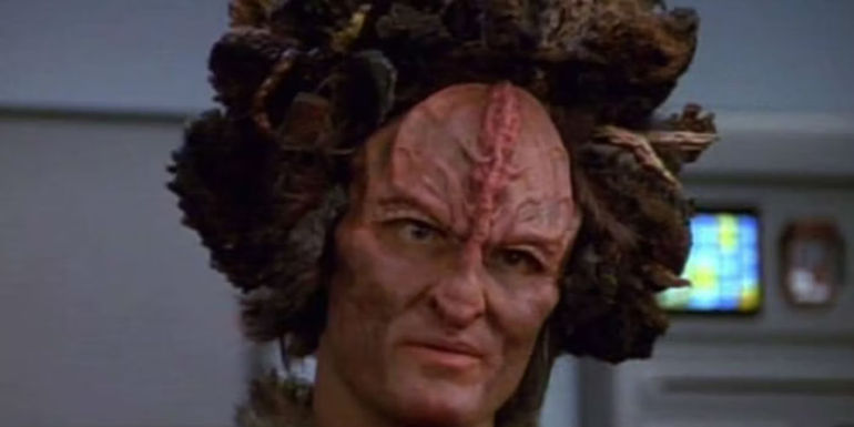 Maje Culluh (Anthony De Longis) stares off-screen in Star Trek: Voyager.