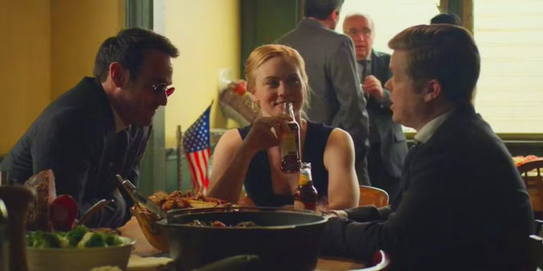 Matt Murdock, Karen Page and Foggy Nelson having dinner in Daredevil season 3