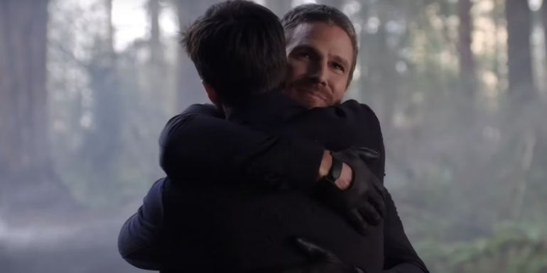 Stephen Amell Returns To Arrowverse