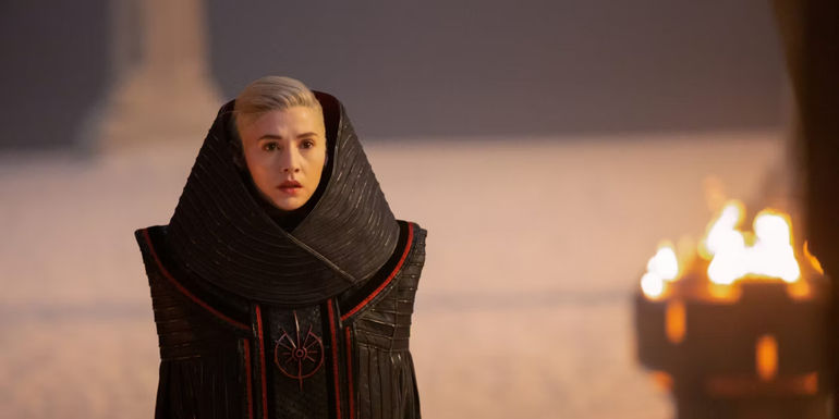 Makee (Charlie Murphy ) working as a Covenant agent in Halo TV series