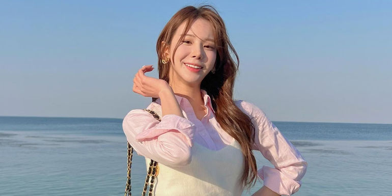 Single's Inferno Gyu-ri posing near water