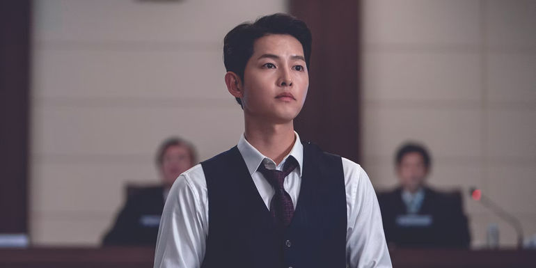 Vincenzo (Song Joong-ki) looking sideways in a courtroom in Vincenzo