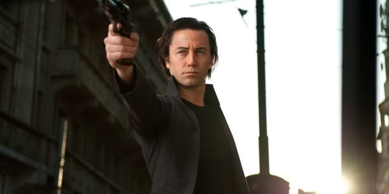 Joseph Gordon-Levitt as Joe firing a gun in Looper
