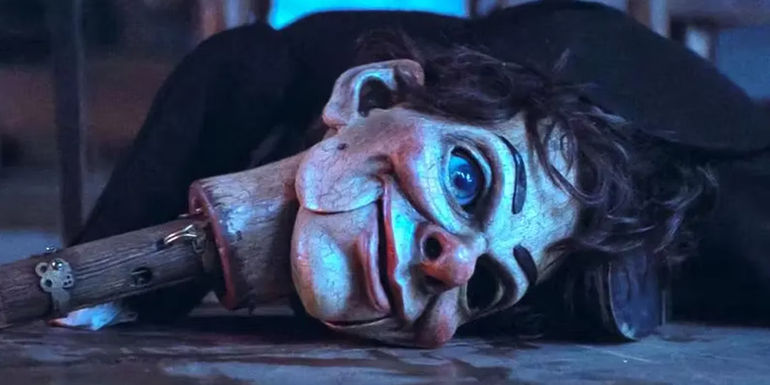 Slappy the Dummy's head on a stick laying on the floor in Goosebumps
