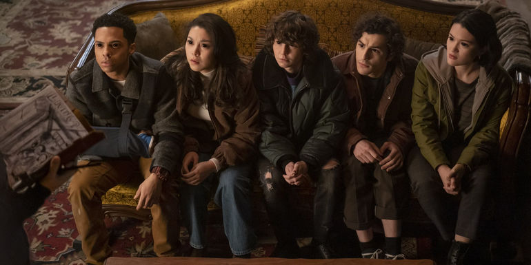 Goosebumps cast on a couch in episode 7