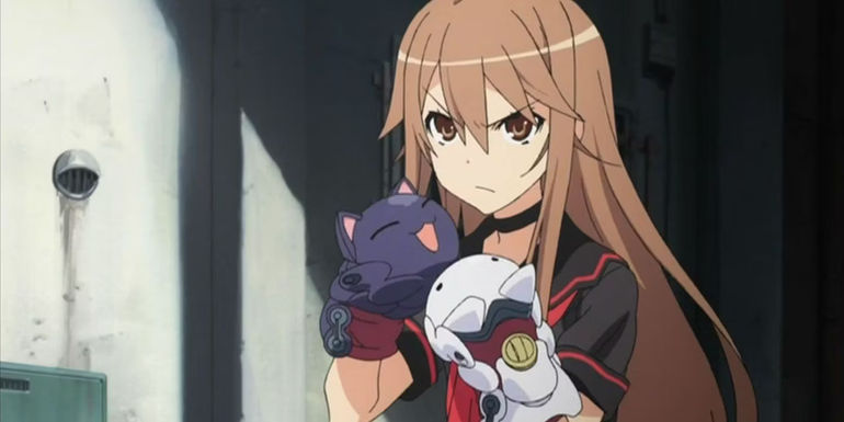 Okami San wearing the Neko Neko Knuckles in Okami-san and Her Seven Companions.