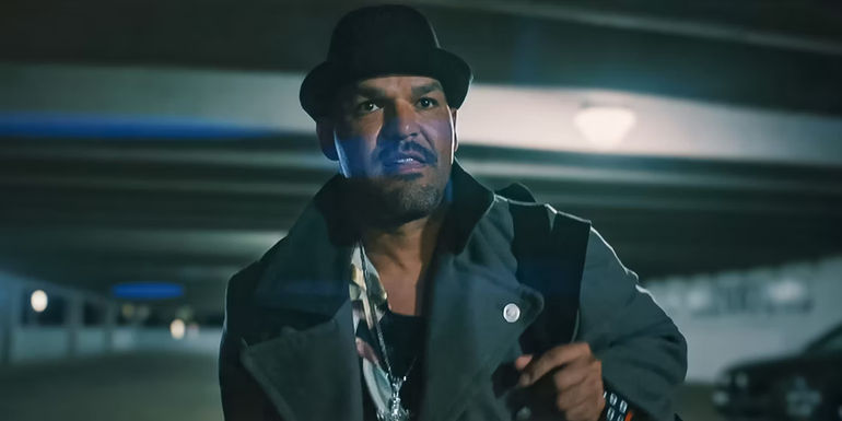 Amaury Nolasco escaping with money in Lights Out