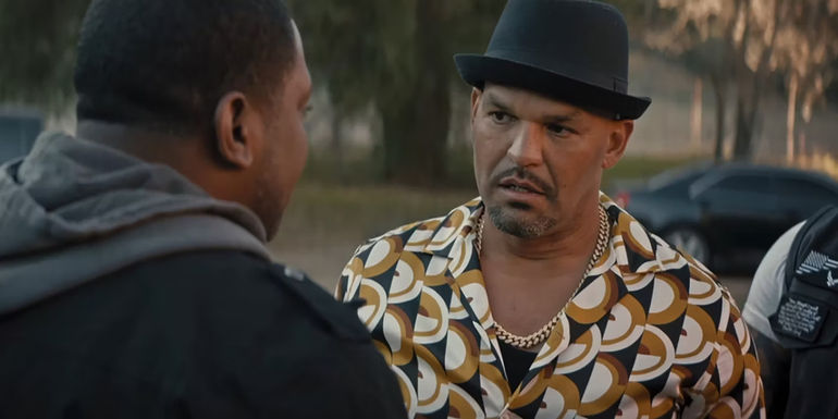 Amaury Nolasco talking with Mekhi Phifer in Lights Out